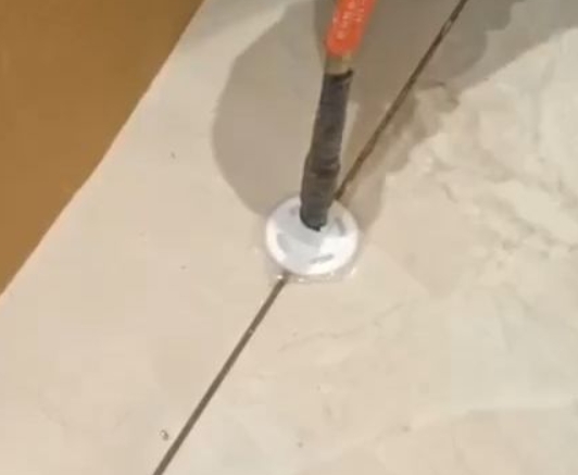 湛江市瓷砖空鼓维修公司专业解答瓷砖在铺贴过程中，如果没有涂抹均匀到位的粘结材料（如水泥砂浆或瓷砖胶），可能会导致以下问题
