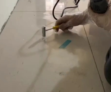 湛江市瓷砖开裂维修公司专业分享瓷砖在铺贴前如果没有沥干水分，将会导致以下问题