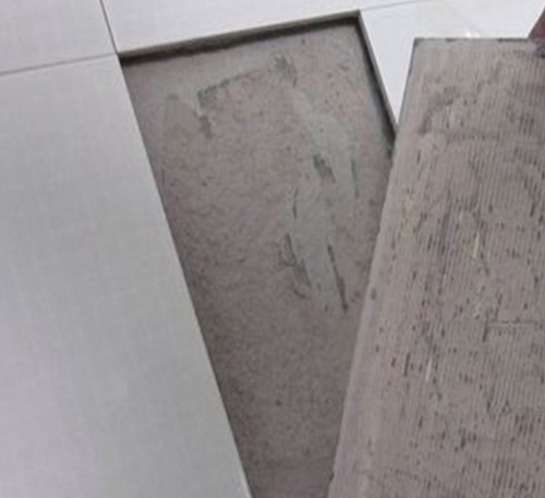 湛江市瓷砖空鼓维修公司分享瓷砖铺贴时如果打浆（即涂抹在瓷砖背面和基层上的砂浆或瓷砖胶）过少，会带来以下问题